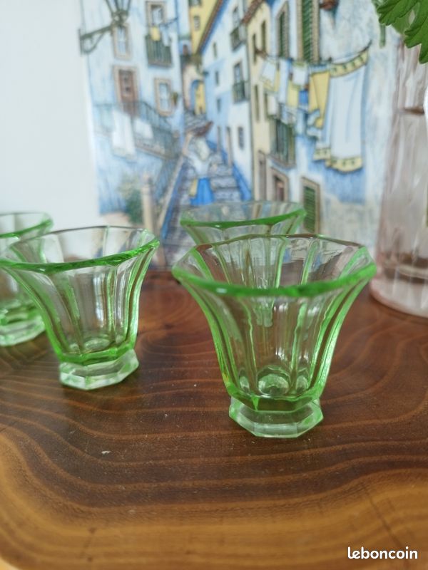 Lot De 9 Verres à Digestif En Ouraline (Uranium Glass) Art Déco Années 1930