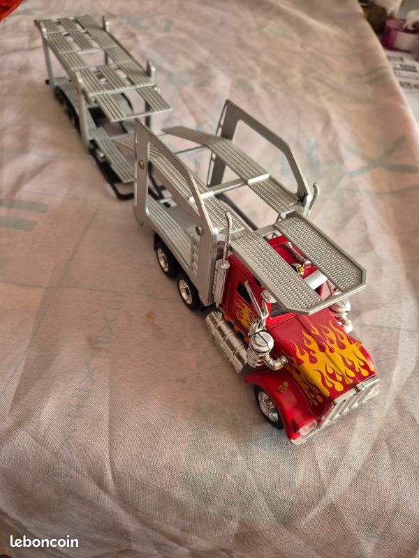 Camion porte voitures miniature , Kenworth W900 rouge à flammes 1/43 (image 9)