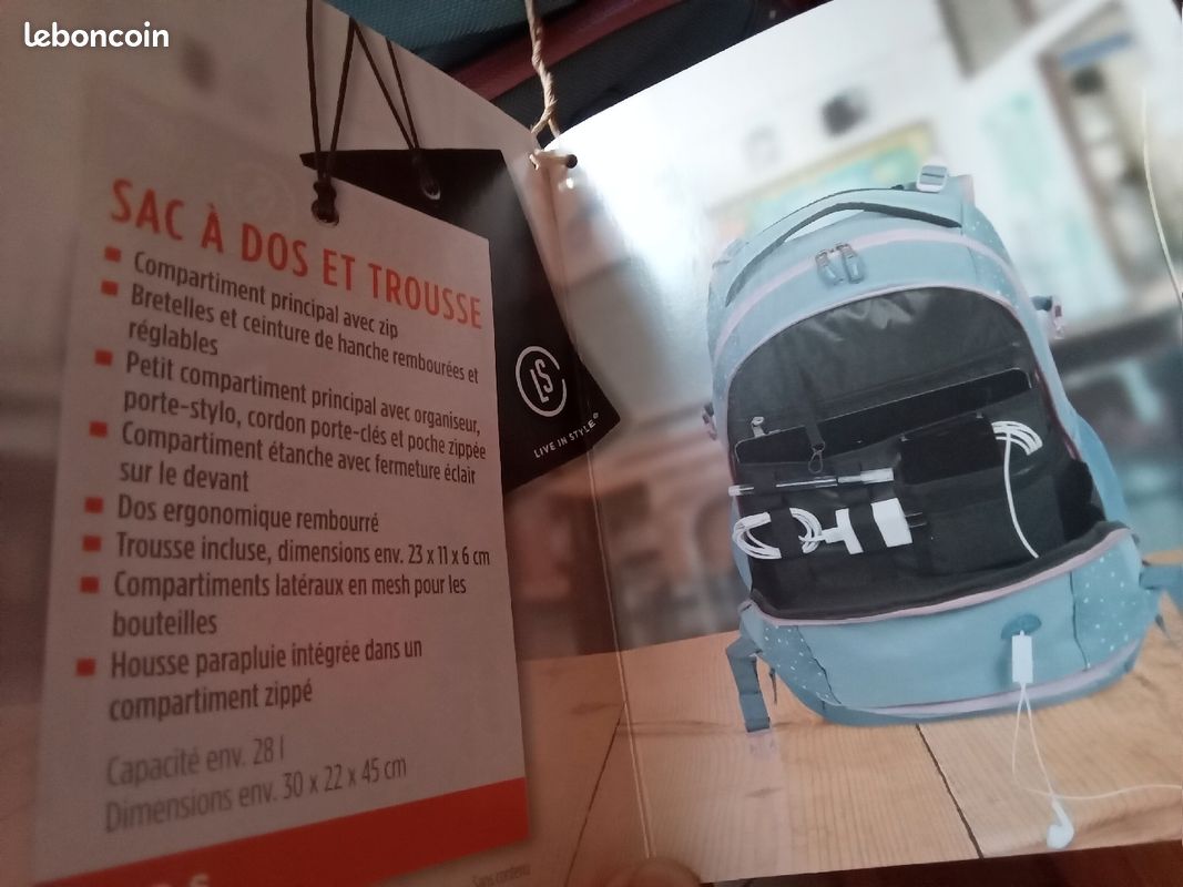 Sac à dos NEUF et trousse (image 2)