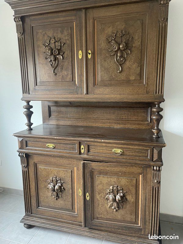 Buffet deux-corps en chêne sculpté (image 1)