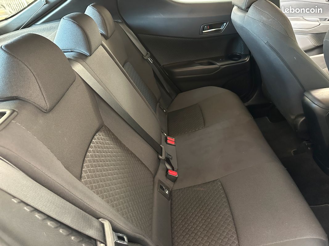 Toyota C-HR 1.8 Hybride 122 Dynamic Ultimate / Sièges chauffants - radar AV et AR / 1ère main / TVA Récupérable / Historique d'entretien Toyota (image 9)