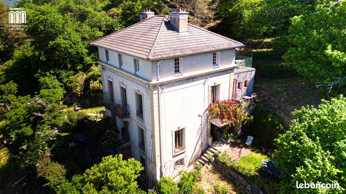 Maison 9 pièces 298 m² · à Le Chambon-Feugerolles · 298 m² · 265 000 €