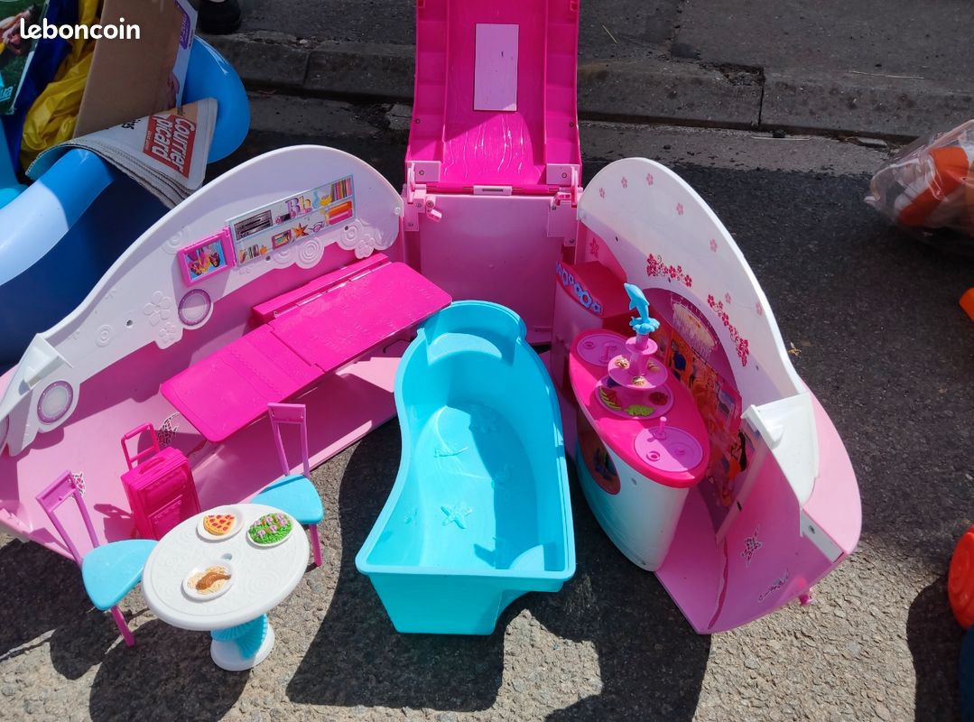 Bateau barbie et ses accessoires (image 4)
