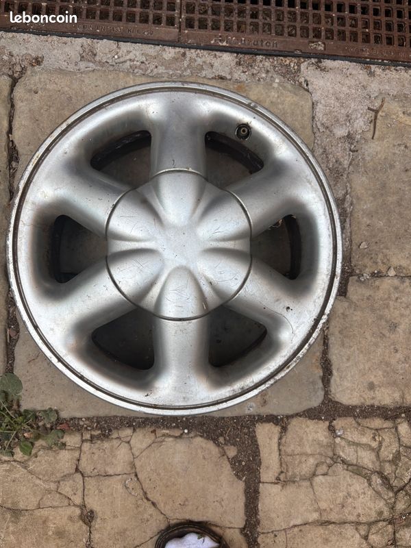 Jante alu 15 pouces Origine Renault - Modèle Bréhat (Mégane / Scénic 1) (image 1)