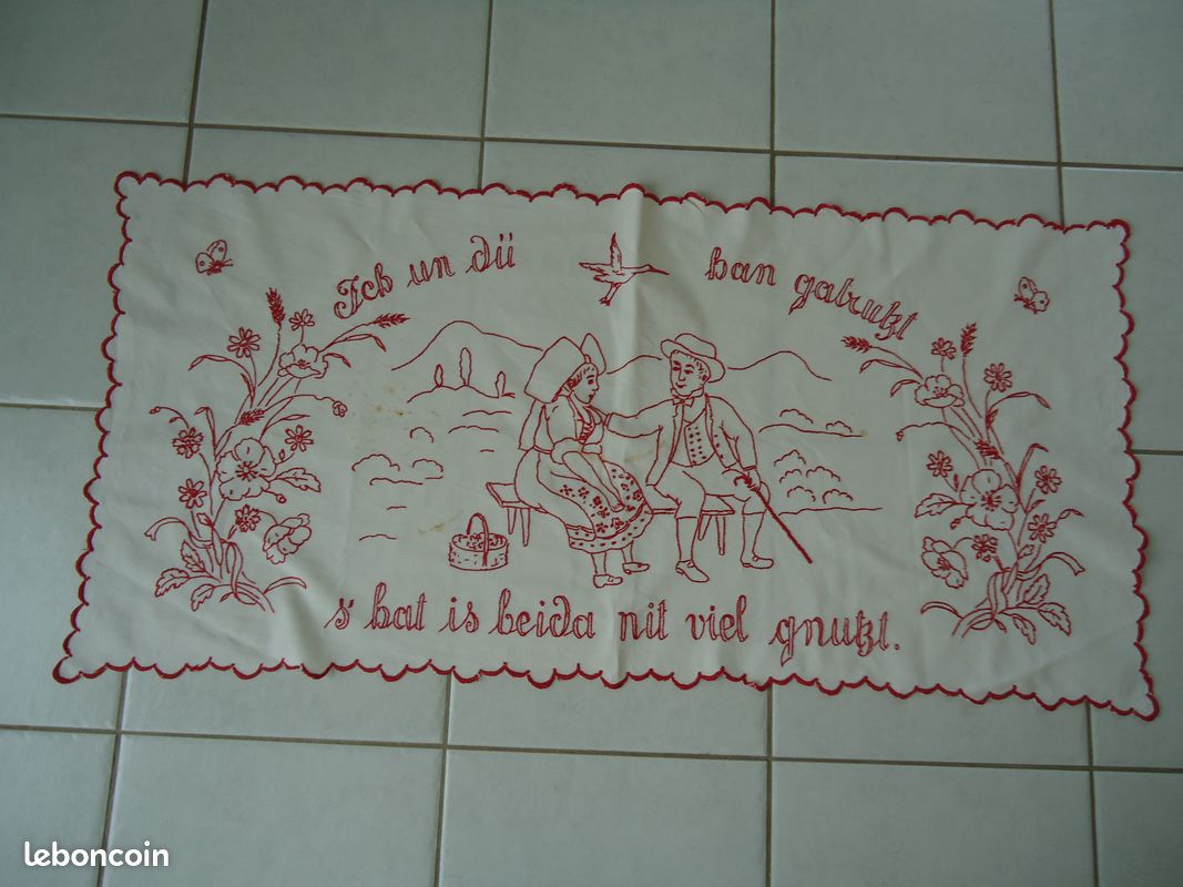 Napperon mural broderie alsaciens sur un banc linge ancien (image 1)
