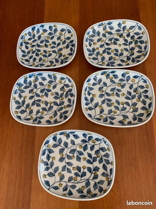Lot de 5 assiettes japonaises rectangulaires en porcelaine à motif végétal de fraises de bois (image 1)