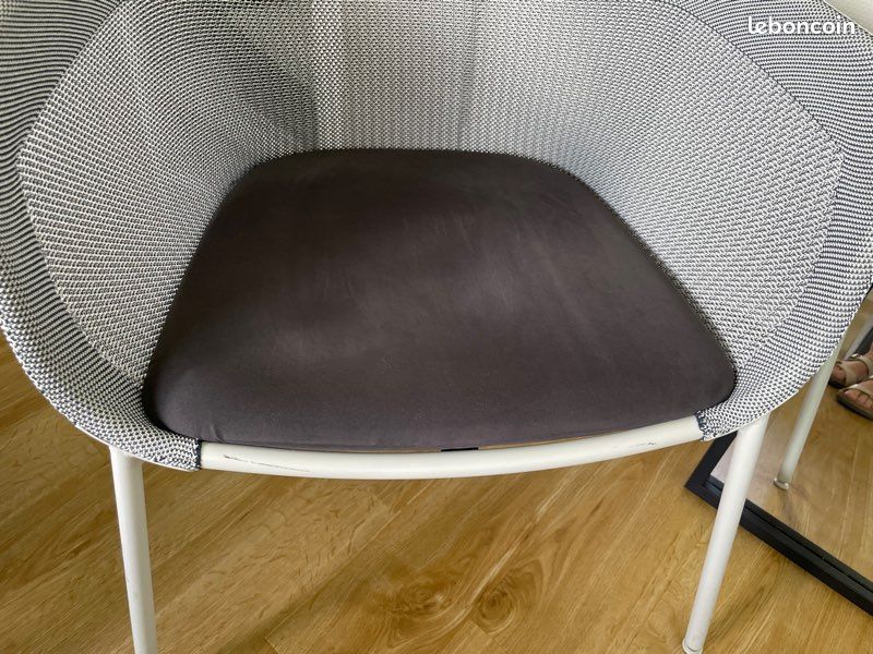 Deux fauteuils gris avec pieds blancs (image 10)