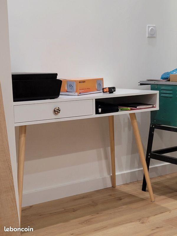 Bureau (image 1)
