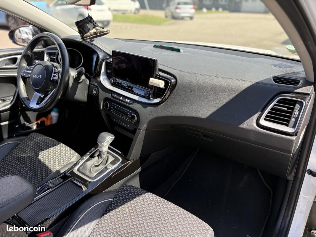 KIA CEED 1.6 GDI 141H 105 HYBRID PHEV 8.9KWH LOUNGE DCT BVA ( garanti constructeur ) (image 24)