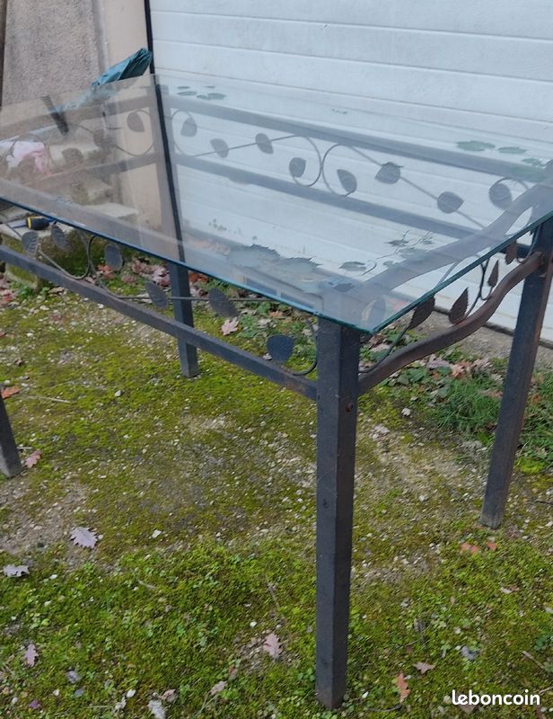 Table vitrée ciselée feuilles vignes , papillon ,fer forgé (image 4)