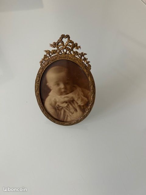 Cadre photo ancien ovale en laiton doré style Louis XVI - Nœud & Ruban (image 1)