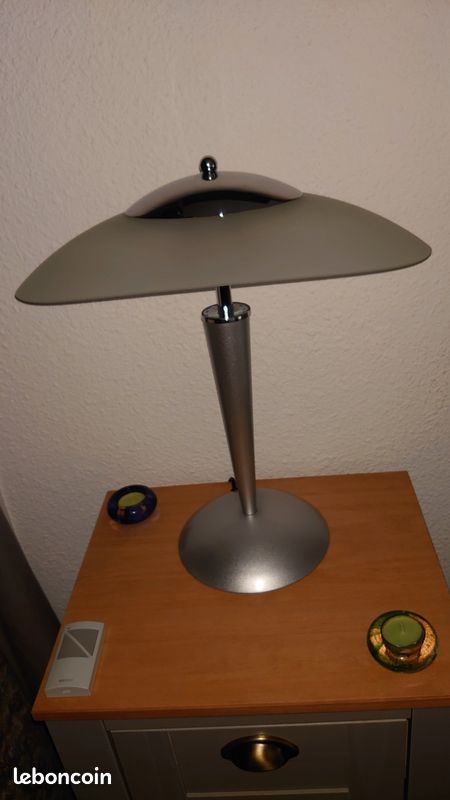 Belle lampe tactile à poser selon vos envies pour bureau salon chambre hall d'entrée vendue avec deux ampoules économes fournies en très bon état (image 3)