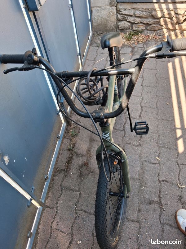Vends bmx marque super star de décathlon servi peu de fois. Achetez 250 je le vends cent cinquante. À venir chercher (image 4)