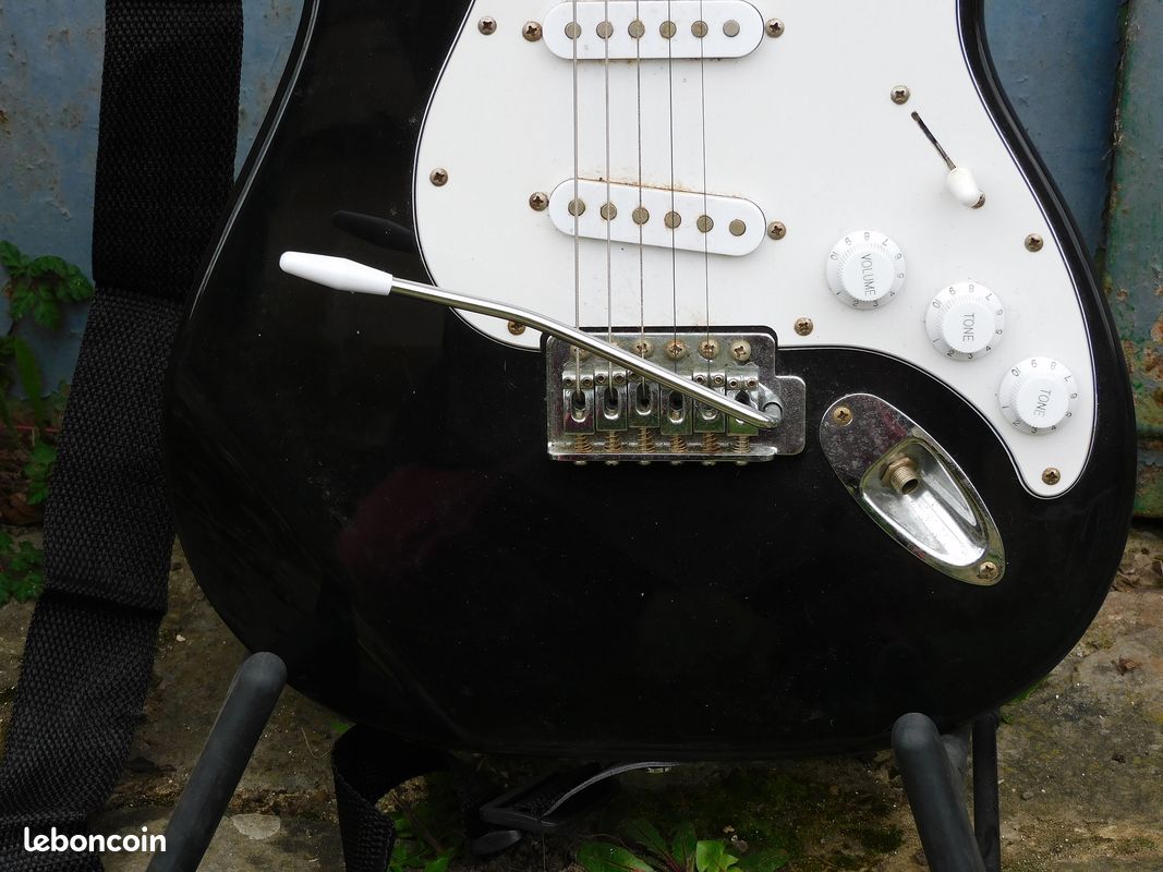 Guitare électrique de marque Silvertone de type stratocaster (image 3)