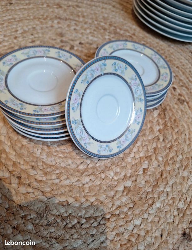 Lot de 10 superbes assiettes en porcelaine (image 1)