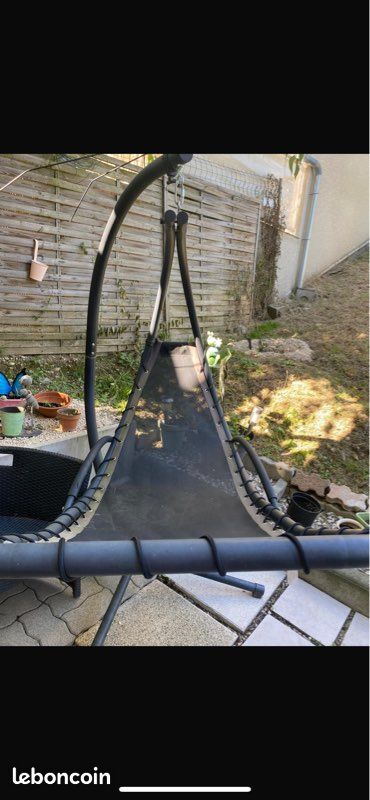 Fauteuil suspendu sur pied (image 1)