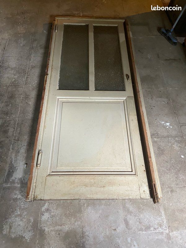 Porte en bois avec vitre et cadres (image 2)