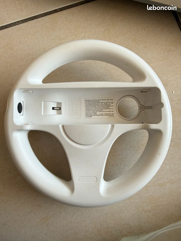 Nintendo Wii + 10 jeux + 3 Wiimotes + Balance Board + volant (image 4)