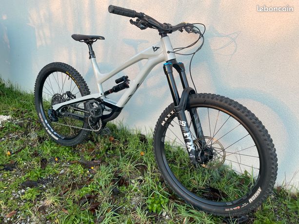VTT enduro freeride YT Capra Shred XL 27,5 Vélos