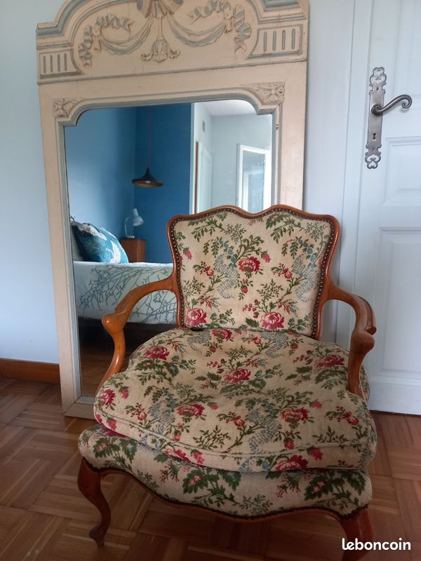 Petit fauteuil ancien style Louis XV (image 1)