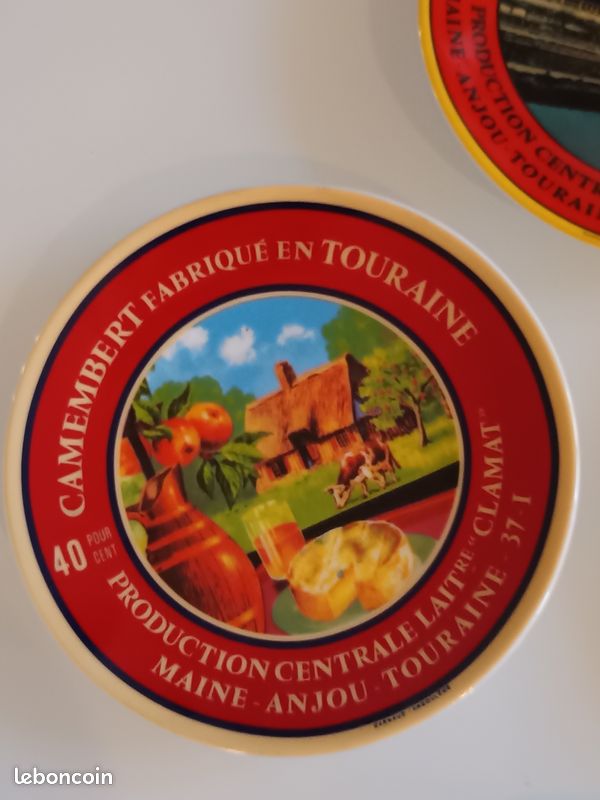 Lot De 4 Assiettes à Fromage Geneviève Lethu - Thème Boîtes à Camembert Vintage - Porcelaine - Ø 20,5 Cm - Avec Coffret Cadeau