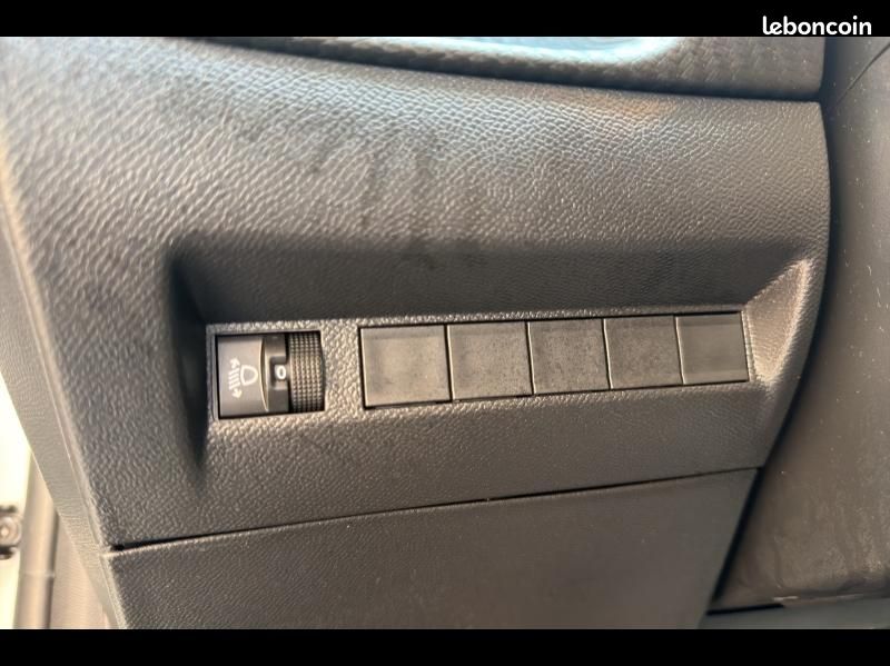 Peugeot 208 1.2 Hybrid 110ch Allure e-DCS6 (image 21)