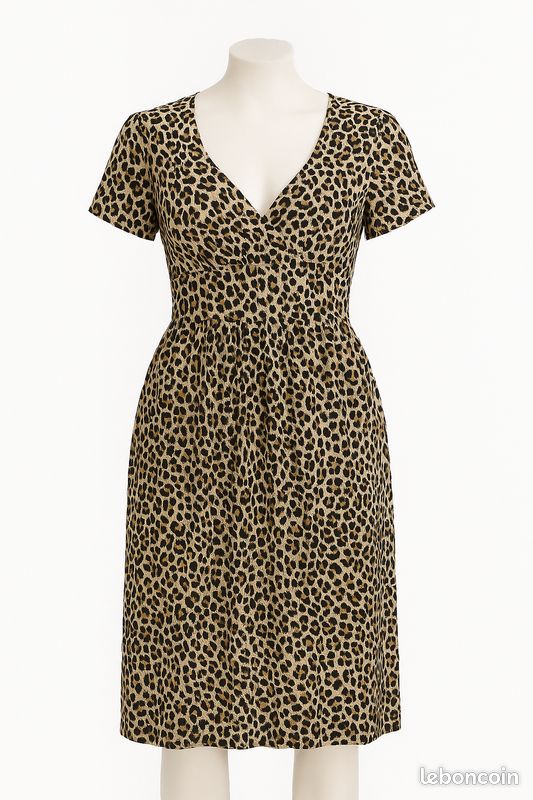 Robe courte à imprimé léopard – coupe fluide et taille plissée