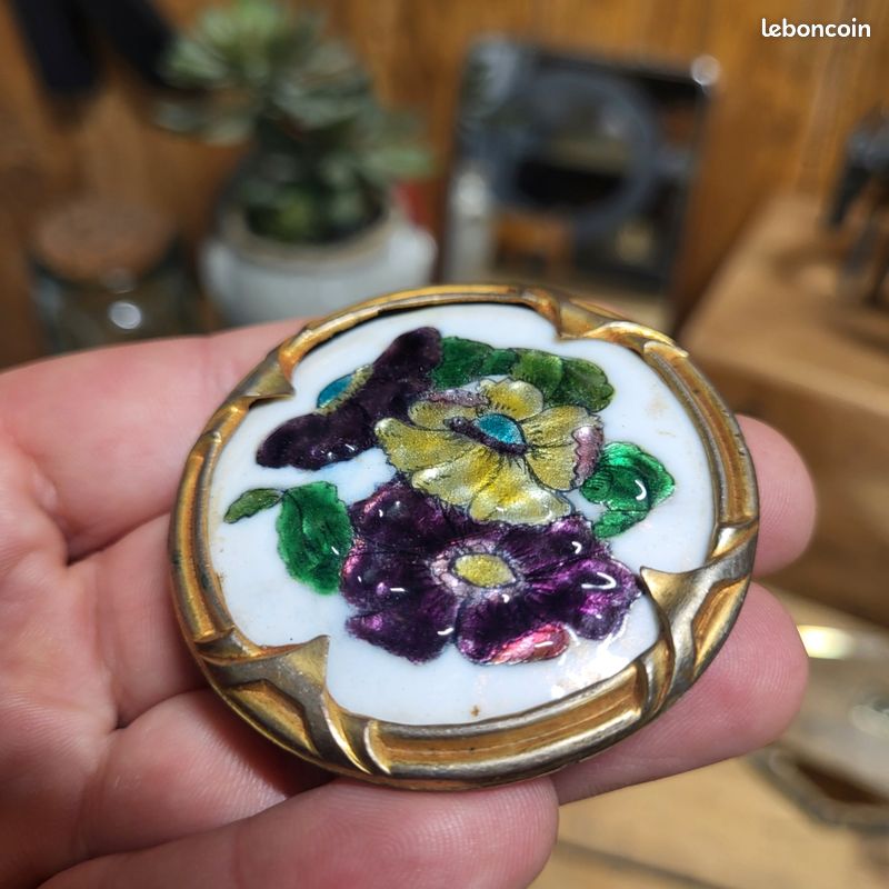 Broche florle ncienne en or blnc et dimnts de 2,75 crts En vente