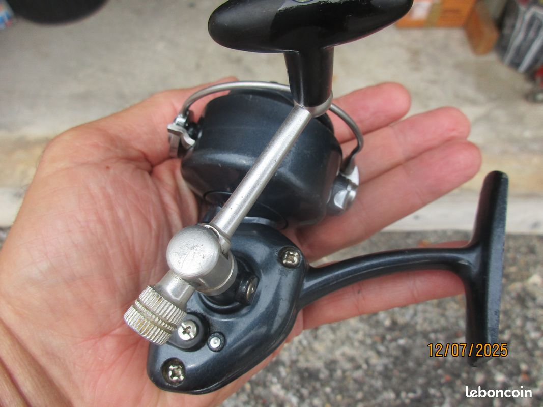 2 fishing reels. A vintage Noris Shakespeare Wonderspin 2662