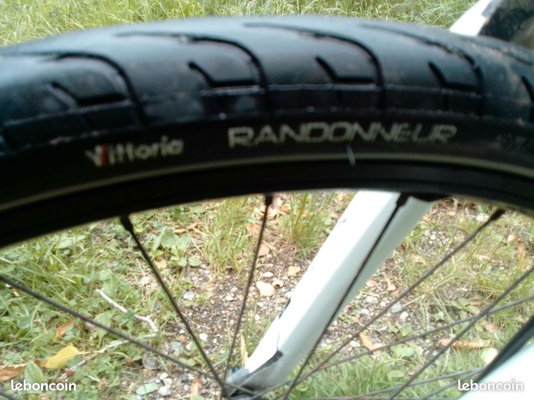 VTT BH en aluminium blanc, équipé de freins hydrauliques et d'une transmission 3 plateaux 9 vitesses Shimano Alivio. 27 vitesses au total (image 15)
