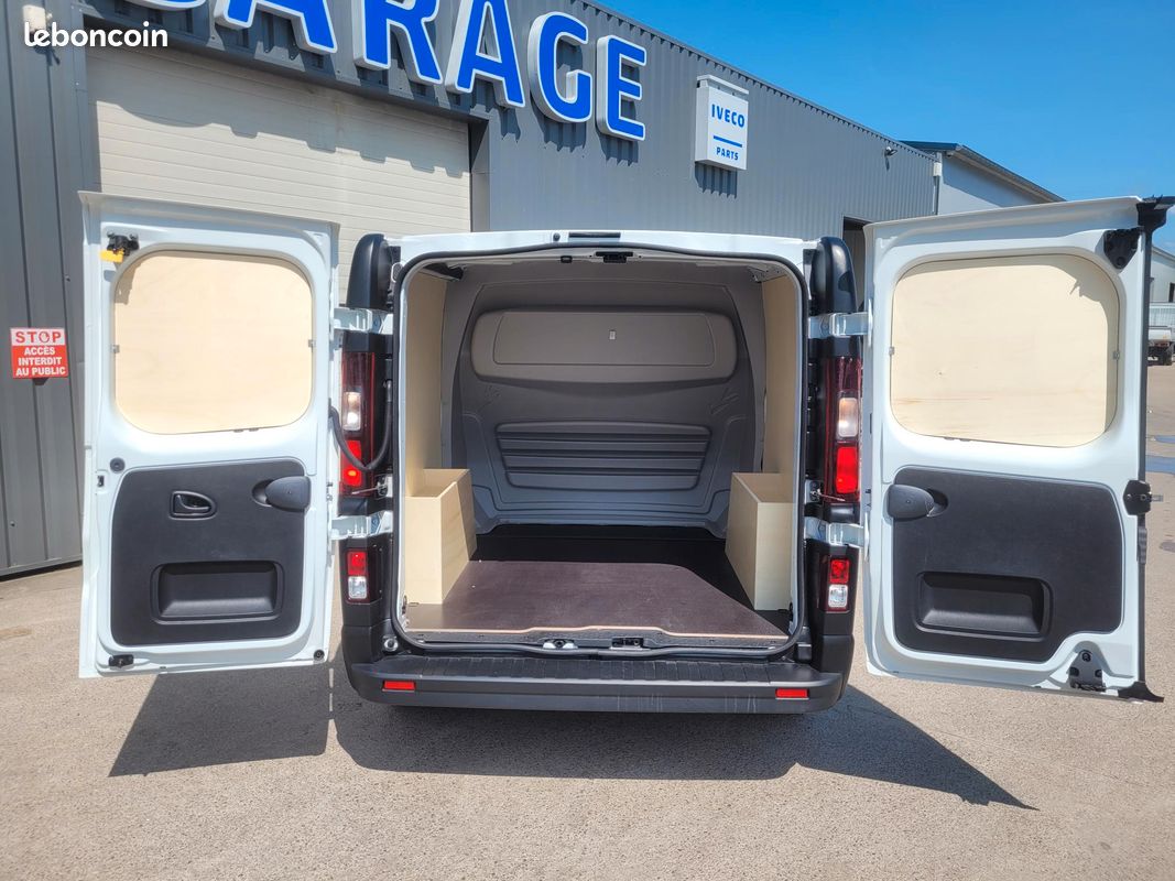 RENAULT TRAFIC L2H1 FOURGON 2.0 Blue DCI 120 GRAND CONFORT CABINE APPROFONDIE FIXE 06 PLACES comme NEUF avec HABILLAGE BOIS COMPLET / IMMATRICULÉ MAIS JAMAIS ROULÉ / 137 KMS ( Prix Vente 30 990 HT ) (image 4)