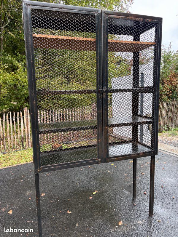 Meuble métallique et grillagé (image 1)