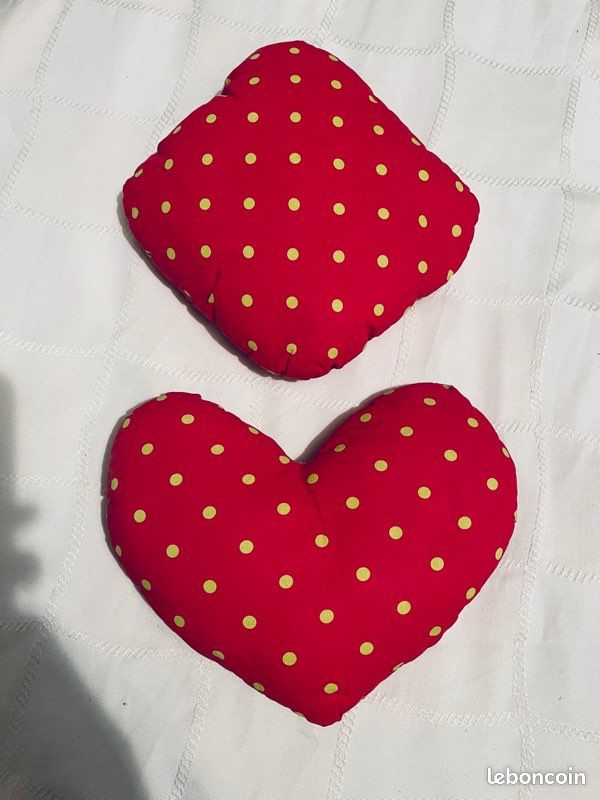 Lot de deux coussins rouge en très bon état (image 3)