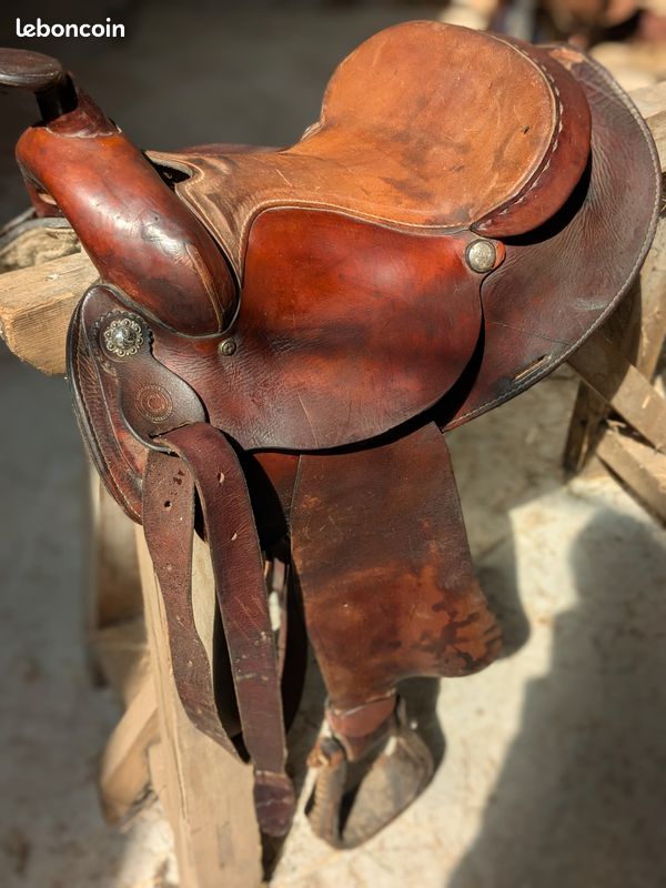 Étriers De Selle Western En Cuir Brut Lacé – Anciens – Très Beaux