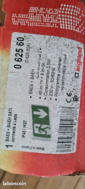 VENDU Indicateur sortie de secours 2 pièces BAES Pictogrammes universel Fixation murale Legrand Réf 625 25 Évacuation Issue NF Ampoules 45 lm 1h Performance Sati 230 V 50 / 60 Hz Panneaux lumineux (image 8)