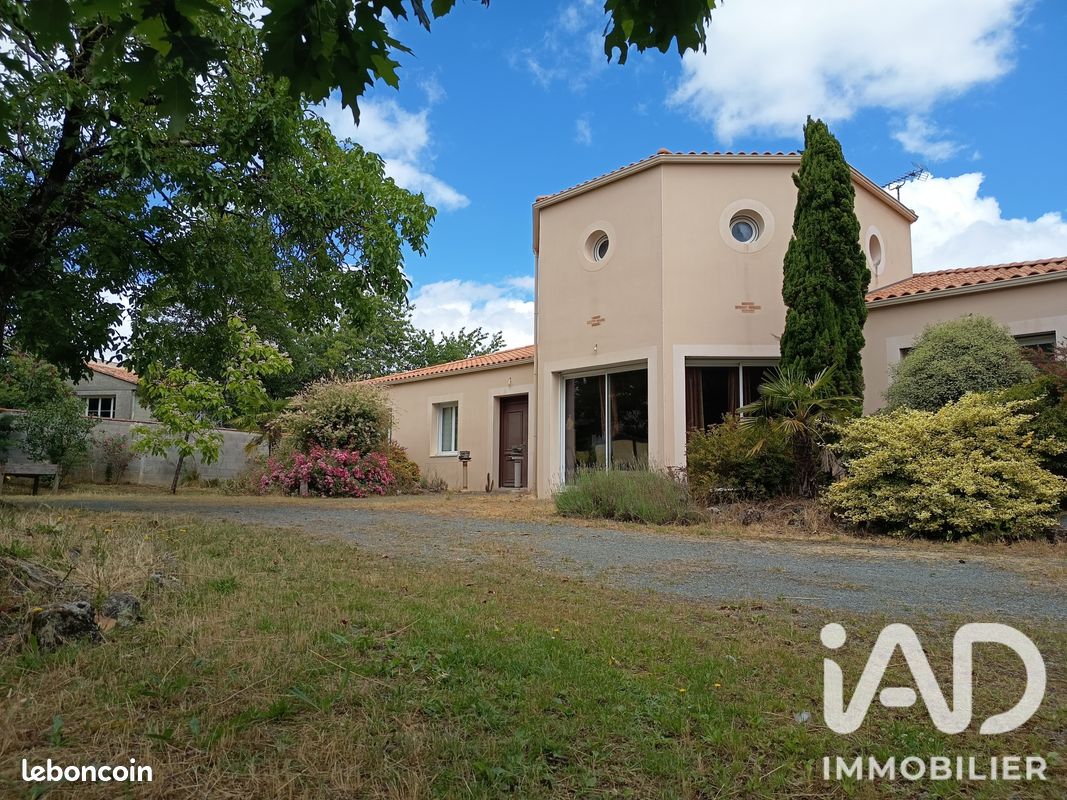 Maison 9 pièces 254 m² · à Essarts-en-Bocage · 254 m² · 416 000 €