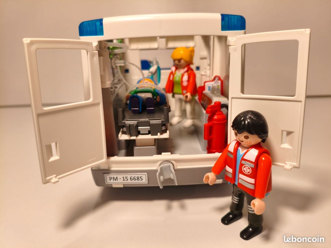 Playmobil ambulance ref 6685 (image 2)