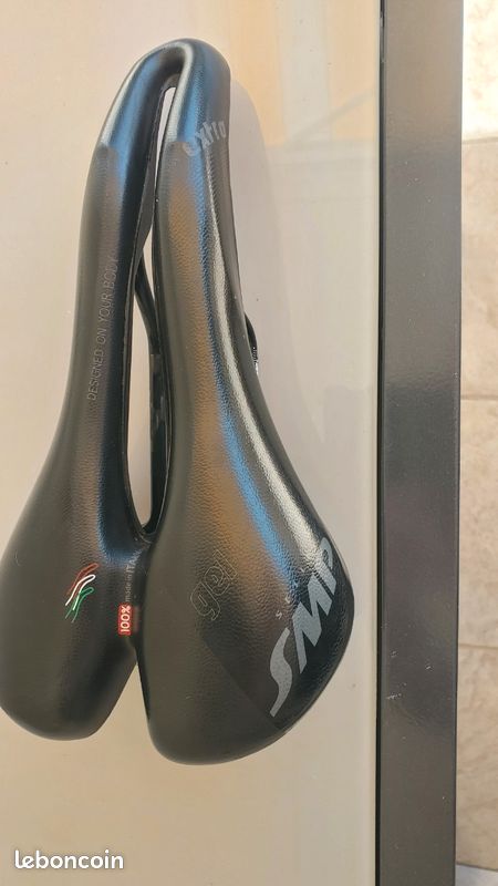 Selle SMP très bon état bec descendant 26cm sur 14c (image 2)