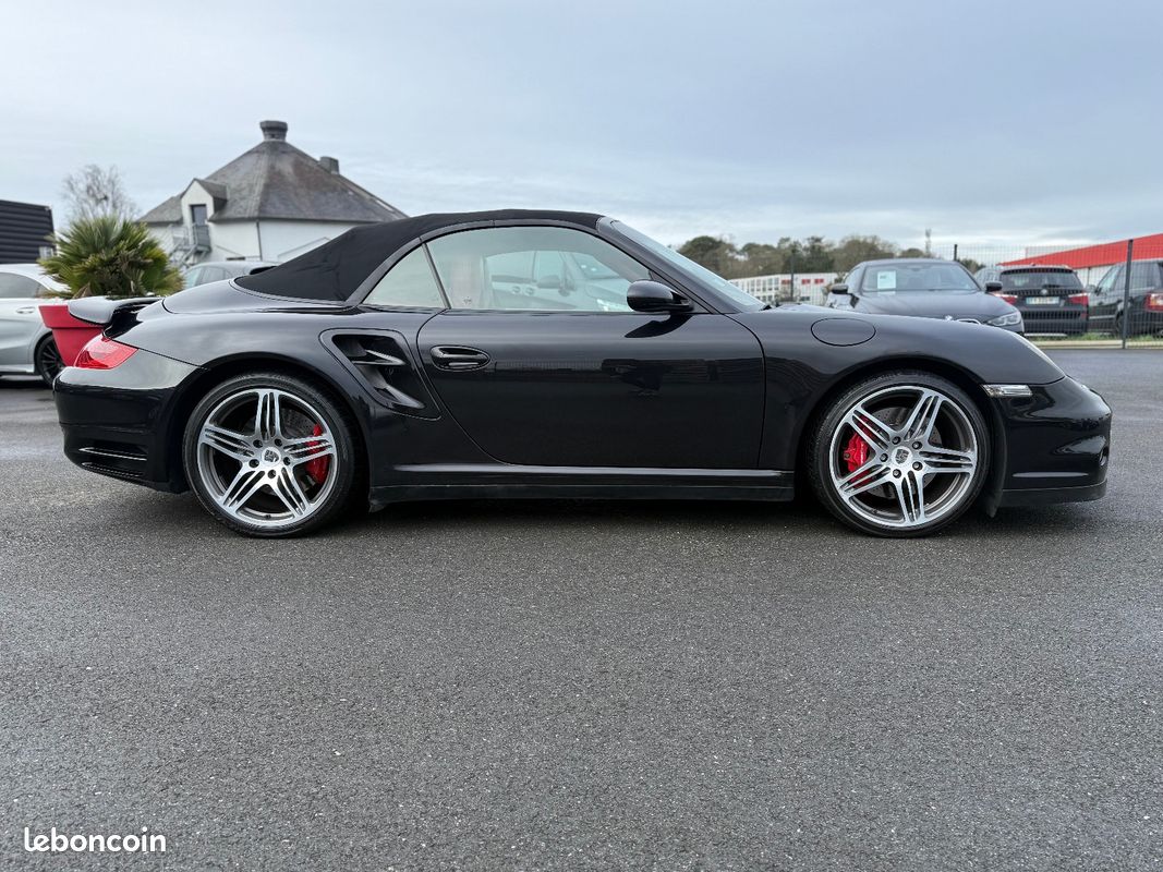 PORSCHE 911 (997) CABRIOLET 3.6 480 TURBO TIPTRONIC S / Sièges élec mémoire en cuir rouge Cartier / capote électrique / système audio BOSE / GPS / Aide au stationnement / etc... (image 3)