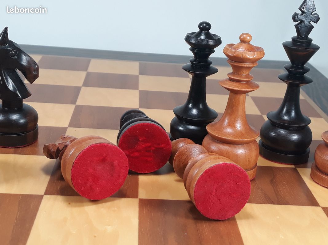 Jeu D'échecs En Bois Sculpté - Pièces Roi 115 Mm - Origine Ibère - 1970/75