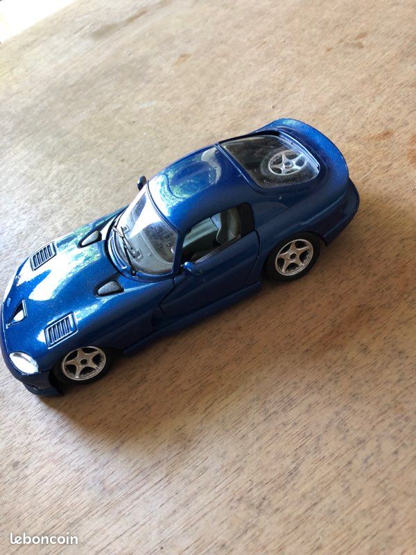 Voiture burago viper 1/24 (image 1)
