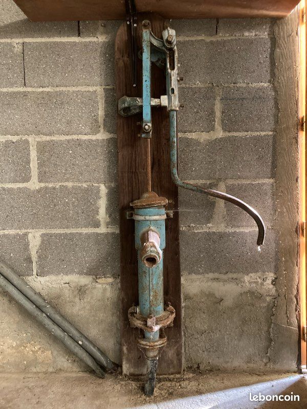 Pompe ancienne (image 1)