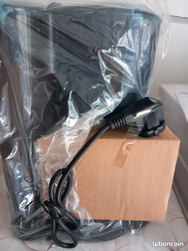 Cafetière programmable jamais servi encore dans son emballage anti gouttes (image 2)