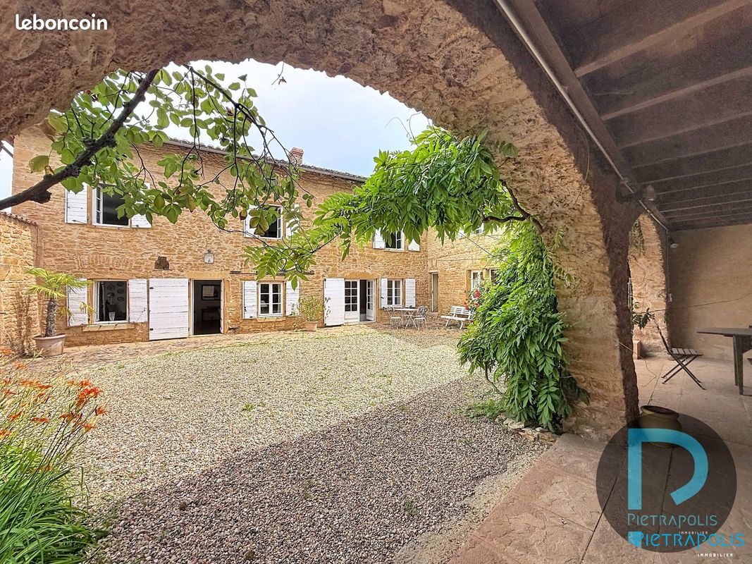Maison 8 pièces 320 m² · à Ville-sur-Jarnioux · 320 m² · 990 000 €