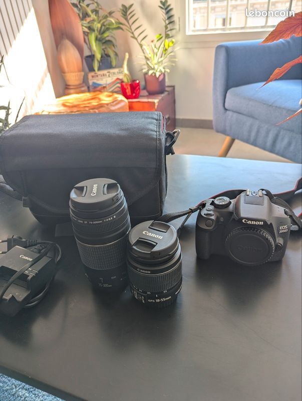 Appareil Photo Reflex Canon EOS 2000D + Objectif EF-S 18-55 mm f/3.5-5.6 IS II + Objectif EF 75-300 mm f/4-5.6 III + Sac de rangement (image 1)