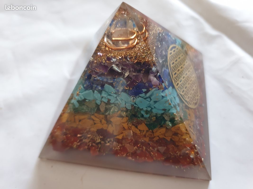 Pyramide Orgonite 7,5 cm de côté. 7 chacras, fleur de vie (image 3)