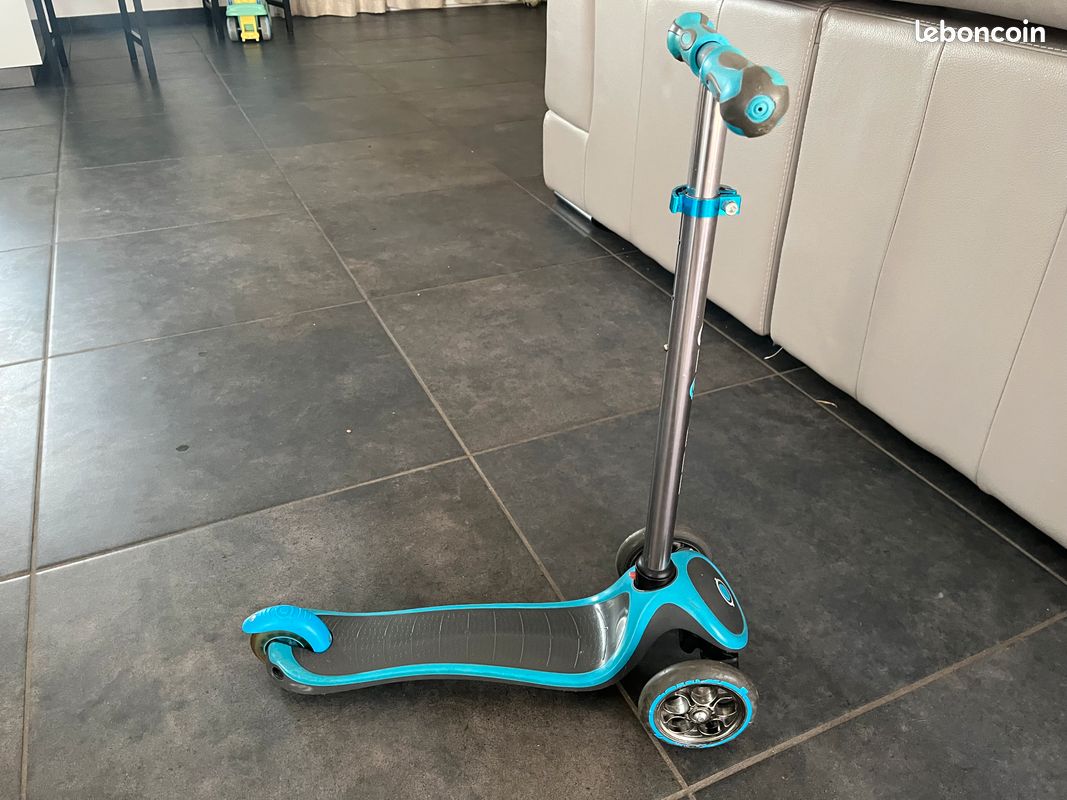 Trottinette 3 roues Globber - Bleu et gris (image 1)
