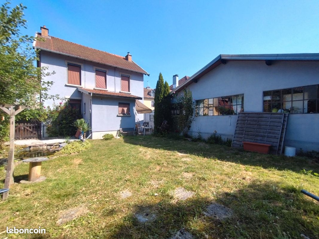 Maison 10 pièces 127 m² · à Sainte-Suzanne · 127 m² · 130 000 €