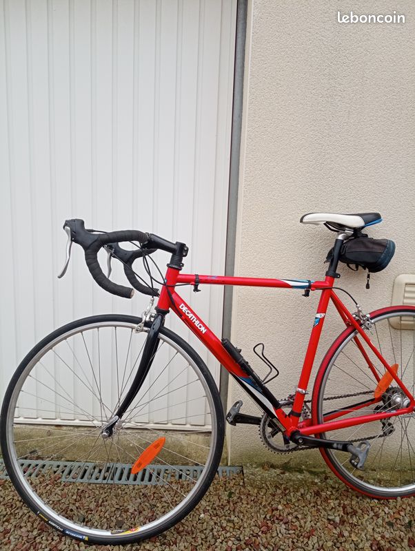 Vélo Decathlon rouge et blanc Vélos