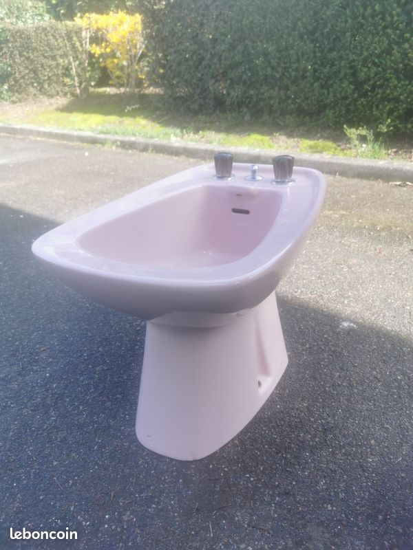 Bidet en céramique rose (image 1)